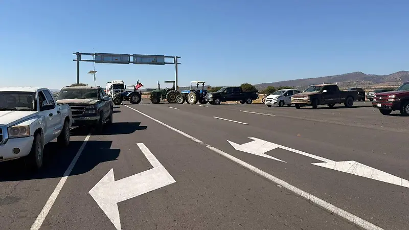 Campesinos realizan bloqueos carreteros en Durango